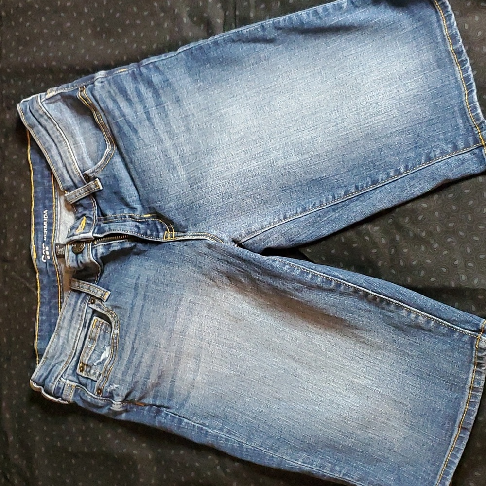 Gap Bermuda shorts. SIZE 4